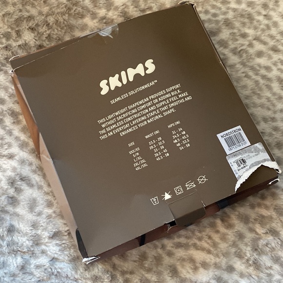 Skims Sculpting Bodysuit - Picture 4 of 7